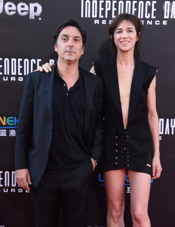 Il a indiqué qu'il ne supportait plus de voir certaines scènes de film avec sa chérie.
Yvan Attal et Charlotte Gainsbourg à la première de "Independence Day: Resurgence" au théâtre TCL Chinese à Hollywood, Californie, le 20 juin 2016. 