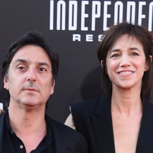 Yvan Attal et Charlotte Gainbourg à la première de "Independence Day: Resurgence" au théâtre TCL Chinese à Hollywood, Californie, le 20 juin 2016. 