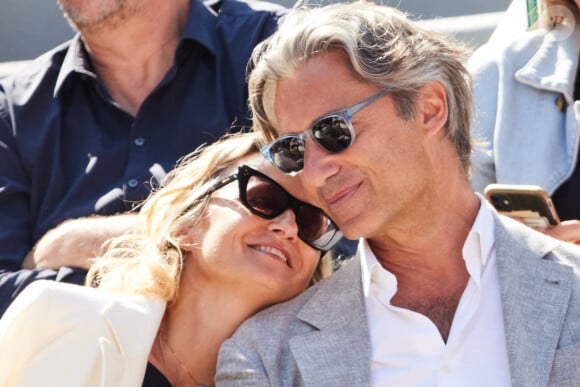 Caroline Roux et son mari Laurent Solly en tribunes lors des Internationaux de France de tennis de Roland Garros 2023 à Paris, France, le 2 juin 2023.