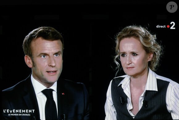 Le président français Emmanuel Macron durant une interview de la journaliste Caroline Roux pour l'émision "L'événement" sur France 2, le 12 octobre 2022.