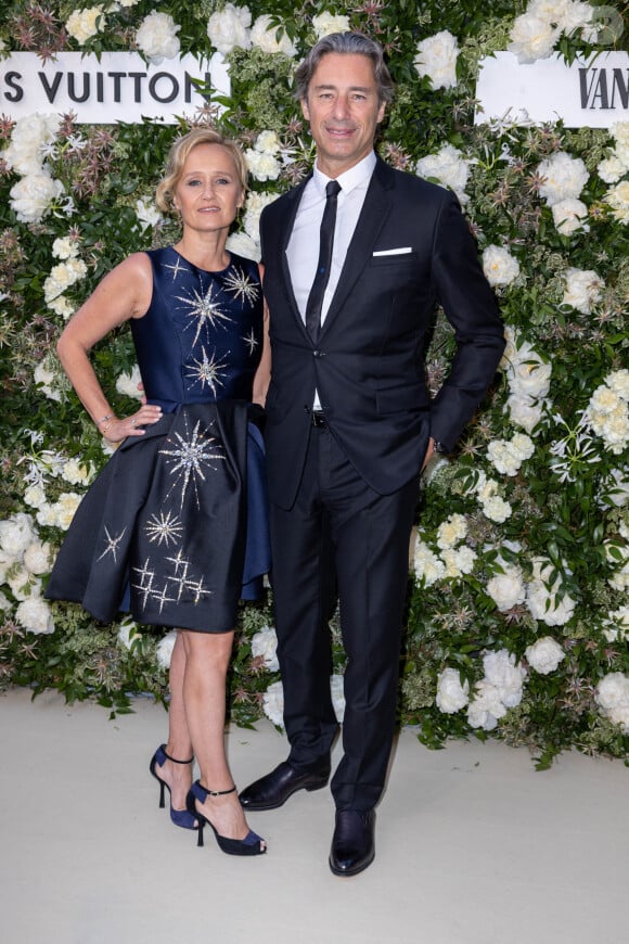 Avec ses interviews politiques, avoir un époux engagé aurait pu causer du tort à la journaliste. 
Caroline Roux, Laurent Solly - Photocall du dîner Vanity Fair x Louis Vuitton chez Fred l'Ecailler lors du 75ème Festival International du Film de Cannes, le 20 mai 2022. 