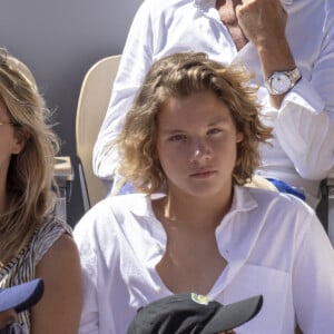 Sarah Poniatowski (Lavoine) et son fils Roman - Célébrités dans les tribunes des internationaux de France de Roland Garros à Paris le 1er juin 2022. © Cyril Moreau - Dominique Jacovides/Bestimage 