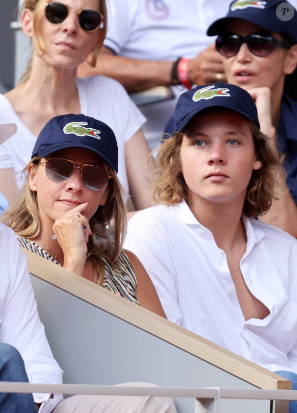 Sarah Poniatowski (Lavoine) et son fils Roman - Célébrités dans les tribunes des internationaux de France de Roland Garros à Paris le 1er juin 2022. © Cyril Moreau - Dominique Jacovides/Bestimage 