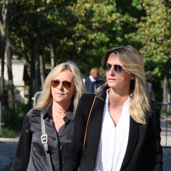 Un voyage nécessaire pour celle qui y possède une grande partie de ses souvenirs d'enfance...
Marie Poniatowski et sa soeur Sarah Lavoine (Poniatowski) - Obsèques de la chanteuse Régine au Crematorium du cimetière du Père-Lachaise à Paris. Le 9 mai 2022 © Jacovides-Moreau / Bestimage 