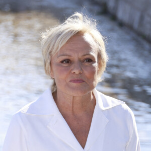 Muriel Robin, Les yeux grands fermés La 25e édition du Festival de la fiction télé de La Rochelle, jeudi 14 septembre 2023. © Christophe Aubert via Bestimage 