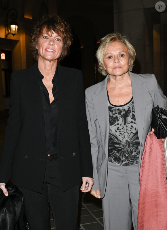 Exclusif - Anne Le Nen et et sa femme Muriel Robin (Grand prix du centième anniversaire de la naissance de Raymond Devos) - Cérémonie de remise du prix Raymond Devos au théâtre Edouard VII à Paris cadre de la 28ème édition de la semaine de la Langue Française et de la Francophonie le 20 mars 2023. Le théâtre a rendu hommage à R. Devos avec le spectacle "Il a de la côte Devos!" mis en scène par D. Benoin. A. Lutz et M. Robin héritiers de l'artiste, salués pour leur maitrise de la langue et leur manière de jouer, ont reçus leurs prix. © Coadic Guirec - Cyril Bruneau / Bestimage 