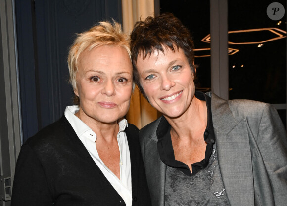Muriel Robin et sa femme Anne Le Nen - Remise du prix "Fonds de dotation Line Renaud-Loulou Gasté" pour la recherche médicale à la Maison de la Recherche à Paris le 15 novembre 2021. © Coadic Guirec/Bestimage 