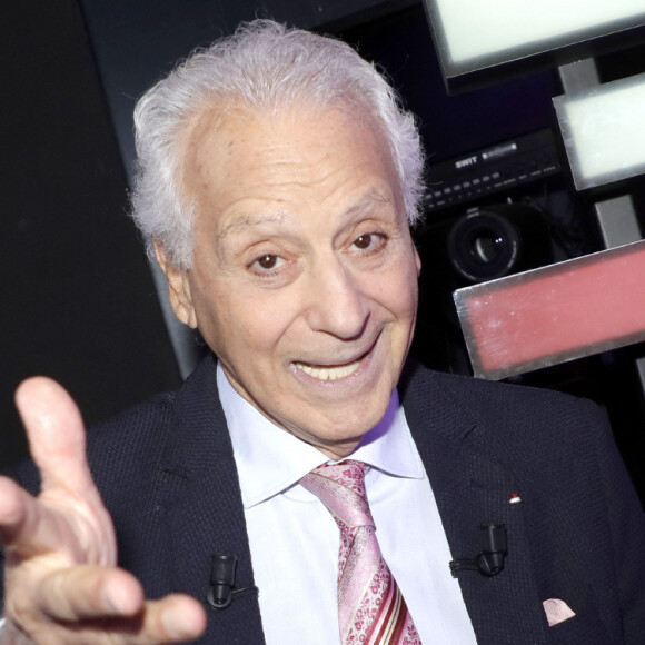 En effet, c'est l'inventeur du régime Dukan, qui a tant faire parler à cette époque.
Portrait de Pierre Dukan lors de l'enregistrement de l'émission "Chez Jordan de Luxe". Le 6 septembre 2023 © Cédric Perrin / Bestimage 