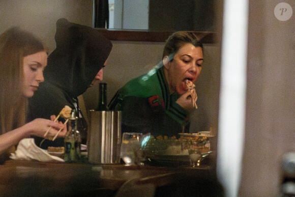 Exclusif - Kourtney Kardashian et son mari Travis Barker dînent au restaurant "Ma-Kin" à Los Angeles, le 25 avril 2023.