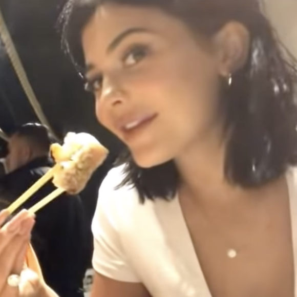 Et le régime alimentaire des Japonais y est notamment pour beaucoup.
Kylie Jenner mange des sushis