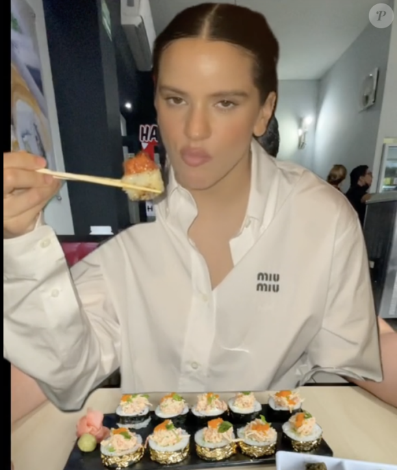 Rosalia mange des sushis