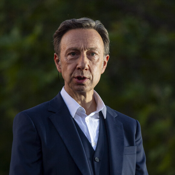 Stéphane Bern s'est confié sur l'un des complexes physiques qui lui a mené la vie dure alors qu'il était un jeune adulte. 
Exclusif - Stéphane Bern lors du 10ème anniversaire du "Grand Concert de Paris" au pied de la Tour Eiffel sur le Champ-de-Mars à Paris, France. 
