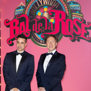 Stéphane Bern et son compagnon Yori Bailleres - Arrivées des invités au Bal de la Rose 2023 sur le thème "Bollywood" à la salle des étoiles à Monaco, le 25 mars 2023.