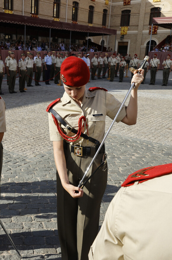 La princesse s'est fondue dans la masse et était à peine reconnaissable
La princesse Leonor d'Espagne participe à la cérémonie du sabre à l'Académie générale militaire de Saragosse le 19 septembre 2023. 