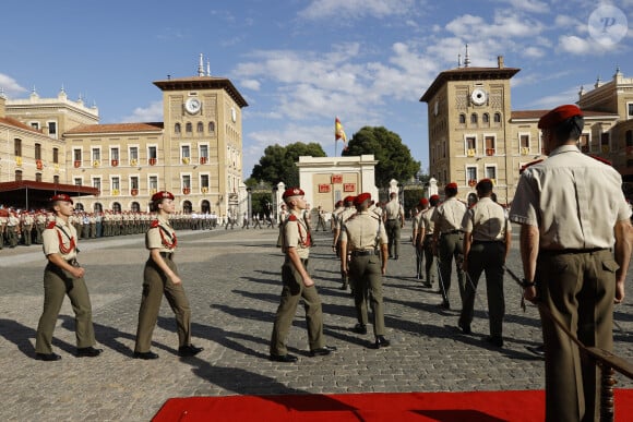 Dans un uniforme composé d'un pantalon kaki et d'une chemise beige
La princesse Leonor d'Espagne participe à la cérémonie du sabre à l'Académie générale militaire de Saragosse le 19 septembre 2023. 
