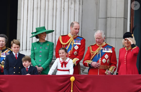 La princesse Anne, le prince George, le prince Louis, la princesse Charlotte, Kate Catherine Middleton, princesse de Galles, le prince William de Galles, le roi Charles III et la reine consort Camilla Parker Bowles - La famille royale d'Angleterre sur le balcon du palais de Buckingham lors du défilé "Trooping the Colour" à Londres. Le 17 juin 2023 