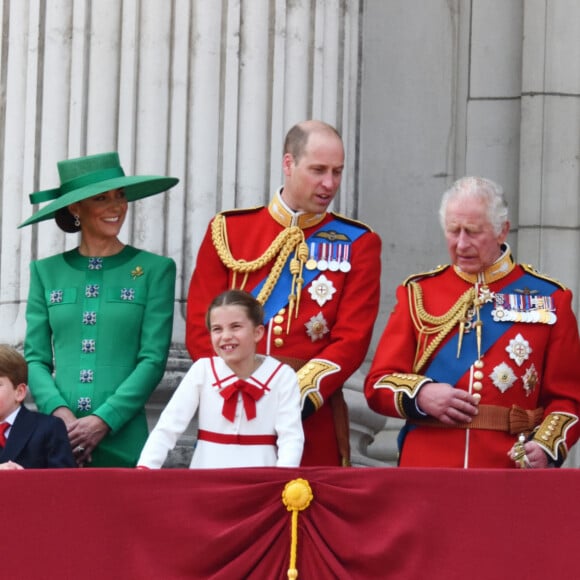 La princesse Anne, le prince George, le prince Louis, la princesse Charlotte, Kate Catherine Middleton, princesse de Galles, le prince William de Galles, le roi Charles III et la reine consort Camilla Parker Bowles - La famille royale d'Angleterre sur le balcon du palais de Buckingham lors du défilé "Trooping the Colour" à Londres. Le 17 juin 2023 