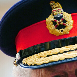 Le roi Charles III d'Angleterre, accompagné de la princesse Anne, présente le nouveau Sovereign's Standard aux Blues and Royals lors d'une cérémonie au palais de Buckingham à Londres, le 15 juin 2023. 