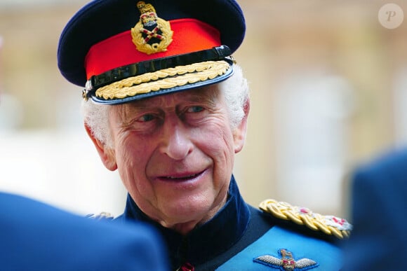 Le roi Charles III d'Angleterre, accompagné de la princesse Anne, présente le nouveau Sovereign's Standard aux Blues and Royals lors d'une cérémonie au palais de Buckingham à Londres, le 15 juin 2023. 