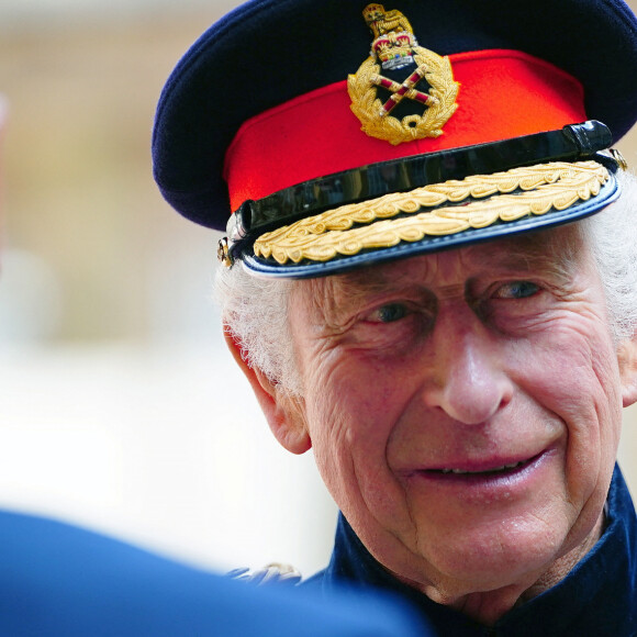 Le roi Charles III d'Angleterre, accompagné de la princesse Anne, présente le nouveau Sovereign's Standard aux Blues and Royals lors d'une cérémonie au palais de Buckingham à Londres, le 15 juin 2023. 