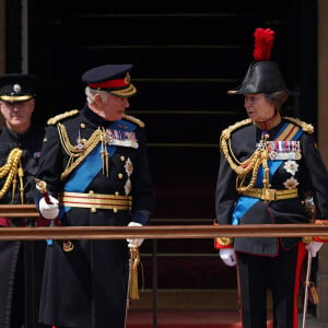 Le roi Charles III d'Angleterre, accompagné de la princesse Anne, présente le nouveau Sovereign's Standard aux Blues and Royals lors d'une cérémonie au palais de Buckingham à Londres, le 15 juin 2023. 