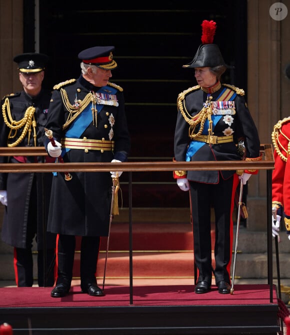 Le roi Charles III d'Angleterre, accompagné de la princesse Anne, présente le nouveau Sovereign's Standard aux Blues and Royals lors d'une cérémonie au palais de Buckingham à Londres, le 15 juin 2023. 