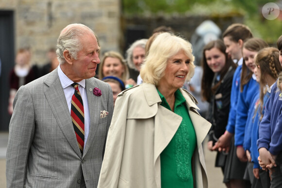 Le roi Charles III d'Angleterre et Camilla Parker Bowles, reine consort d'Angleterre, en visite au château d'Enniskillen, le 25 mai 2023, dans le cadre de leur voyage en Irlande. 