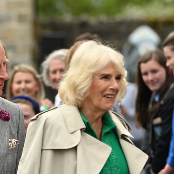 Le roi Charles III d'Angleterre et Camilla Parker Bowles, reine consort d'Angleterre, en visite au château d'Enniskillen, le 25 mai 2023, dans le cadre de leur voyage en Irlande. 