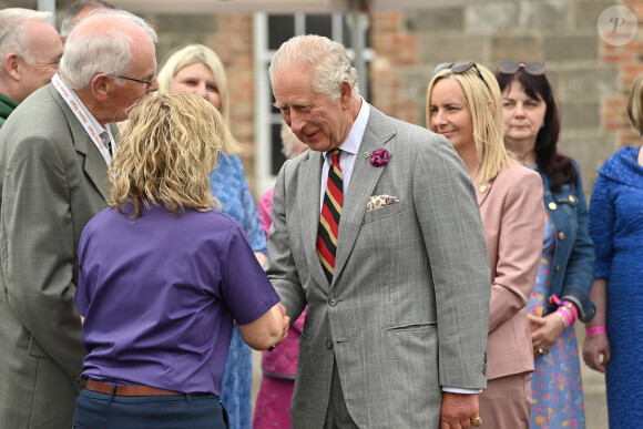 Le roi Charles III d'Angleterre et Camilla Parker Bowles, reine consort d'Angleterre, en visite au château d'Enniskillen, le 25 mai 2023, dans le cadre de leur voyage en Irlande. 