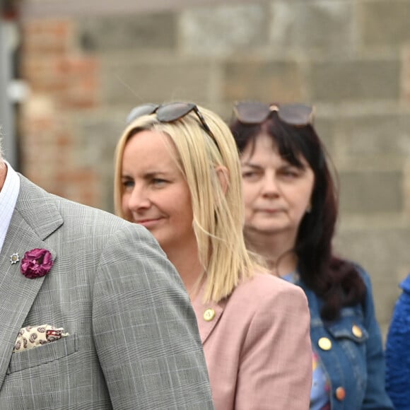 Le roi Charles III d'Angleterre et Camilla Parker Bowles, reine consort d'Angleterre, en visite au château d'Enniskillen, le 25 mai 2023, dans le cadre de leur voyage en Irlande. 