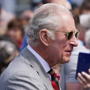 Des initiatives que Charles III compte bien mener jusqu'au bout !
Le roi Charles III d'Angleterre lors de la réception d'inauguration du festival "Queen's Reading Room Literary" au palais Hampton Court à Londres. Le 11 juin 2023