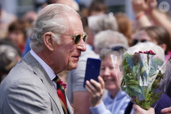 Des initiatives que Charles III compte bien mener jusqu'au bout !
Le roi Charles III d'Angleterre lors de la réception d'inauguration du festival "Queen's Reading Room Literary" au palais Hampton Court à Londres. Le 11 juin 2023