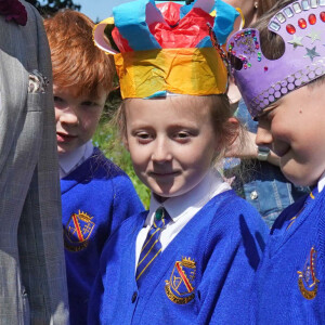 Le roi Charles III d'Angleterre et Camilla Parker Bowles, reine consort d'Angleterre, en visite à l'école primaire Armstrong d'Armagh, dans le cadre de leur voyage en Irlande du Nord, le 25 mai 2023. 