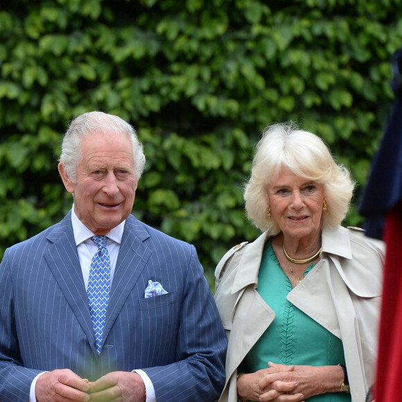 Sans oublier les panneaux solaires qui ornent les toitures des habitations
Le roi Charles III d'Angleterre et Camilla Parker Bowles, reine consort d'Angleterre, inaugurent un jardin du couronnement à Newtonabbey (Irlande), le 24 mai 2023. En visite de deux jours en Irlande du Nord, le couple royal est arrivé au château d'Hillsborough. Ils ont pris place sur un banc dessiné par les élèves de l'école Blythefield de Belfast, dans le cadre du concours des bancs du couronnement. Ils ont rencontré le paysagiste D.Gavin. 