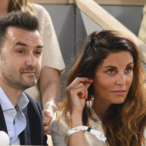 Cyril Lignac et sa compagne Déborah - Les célébrités dans les tribunes lors des Internationaux de France de Tennis de Roland Garros 2023 le 7 juin 2023.  