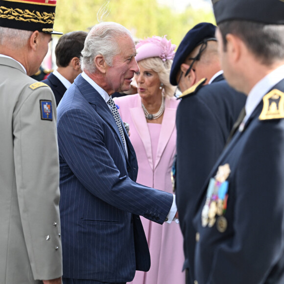 Le roi Charles III d'Angleterre et la reine consort Camilla Parker Bowles, le président français Emmanuel Macron et sa femme Brigitte Macron lors de la cérémonie du ravivage de la Flamme à l'Arc de Triomphe à Paris, le 20 septembre 2023. Le couple royal britannique est en visite en France du 20 au 22 septembre 2023. © Jacques Witt / Pool / Bestimage 