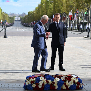Le roi Charles III d'Angleterre et la reine consort Camilla Parker Bowles, le président français Emmanuel Macron et sa femme Brigitte Macron lors de la cérémonie du ravivage de la Flamme à l'Arc de Triomphe à Paris, le 20 septembre 2023. Le couple royal britannique est en visite en France du 20 au 22 septembre 2023. © Jacques Witt / Pool / Bestimage 