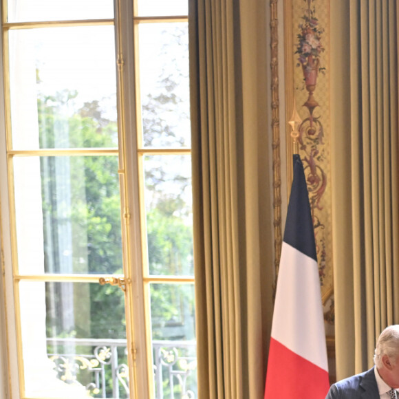Le roi Charles III d'Angleterre et Emmanuel Macron en entretien au palais de l'Elysée à Paris, à l'occasion de la visite officielle du roi d'Angleterre en France de 3 jours. Le 20 septembre 2023 © Pool / Eliot Blondet / Pool / Bestimage 