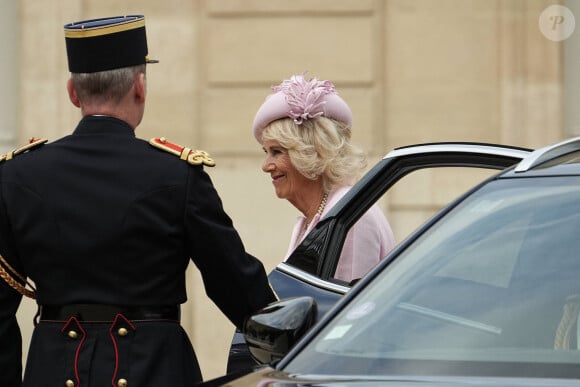 Le roi Charles III d'Angleterre et la reine consort Camilla Parker Bowles, le président français Emmanuel Macron et sa femme Brigitte Macron lors de la cérémonie du ravivage de la Flamme à l'Arc de Triomphe à Paris, le 20 septembre 2023. Le couple royal britannique est en visite en France du 20 au 22 septembre 2023. © Jacques Witt / Pool / Bestimage 