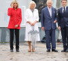 Le couple britannique célèbre l'amitié entre la France et l'Angleterre.
Le roi Charles III d'Angleterre et Camilla Parker Bowles accueillis par Emmanuel et Brigitte Macron sur le parvis de Notre-Dame de Paris, le 21 septembre 2023.