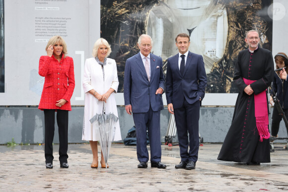 Le couple britannique célèbre l'amitié entre la France et l'Angleterre.
Le roi Charles III d'Angleterre et Camilla Parker Bowles accueillis par Emmanuel et Brigitte Macron sur le parvis de Notre-Dame de Paris, le 21 septembre 2023.