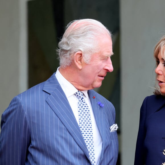 La reine consort d'Angleterre a toutefois manqué un rendez-vous avec la première dame de France... bien malgré elle.
Le roi Charles III d'Angleterre, Brigitte Macron - Le roi et la reine d'Angleterre reçus au palais de l'Elysée à Paris. Le 20 septembre 2023 © Moreau-Jacovides / Bestimage