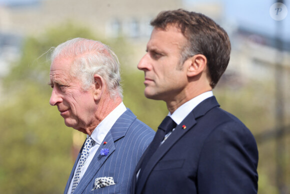 Le roi Charles III d'Angleterre et le président français Emmanuel Macron lors de la cérémonie du ravivage de la Flamme à l'Arc de Triomphe à Paris, à l'occasion de la visite officielle du roi d'Angleterre de 3 jours en France. Le 20 septembre 2023.