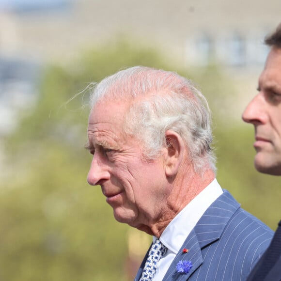 Le roi Charles III d'Angleterre et le président français Emmanuel Macron lors de la cérémonie du ravivage de la Flamme à l'Arc de Triomphe à Paris, à l'occasion de la visite officielle du roi d'Angleterre de 3 jours en France. Le 20 septembre 2023.