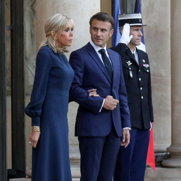 Brigitte et Emmanuel Macron sont actuellement au coeur d'une affaire révélée par "Closer".
Le président de la république française, Emmanuel Macron et sa femme la première dame, Brigitte Macron recoivent pour un dîner le Premier ministre de la République de l'Inde au palais présidentiel de l'Elysée, à Paris, France. © Stéphane Lemouton/Bestimage 