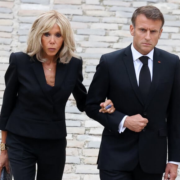 Cela concerne un community manager travaillant pour le parti présidentiel "Renaissance".
Le président de la République française, Emmanuel Macron et sa femme la Première Dame Brigitte Macron lors de l'hommage national du général d'armée Jean-Louis Georgelin sur l'esplanade des Invalides à Paris, France, le 25 août 2023.  Dominique Jacovides/Bestimage 