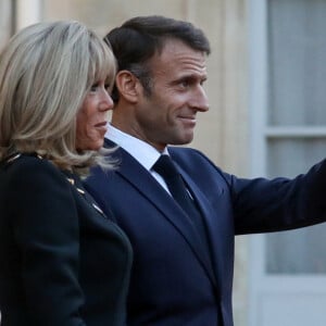 Il aurait déclaré posséder dans son répertoire les numéros de téléphone du couple.
Le président Emmanuel Macron et sa femme Brigitte Macron - Le président de la République et sa femme ont reçu le roi et la reine consort au palais de l'Elysée à Paris le 21 septembre 2023. © Stéphane Lemouton / Bestimage 