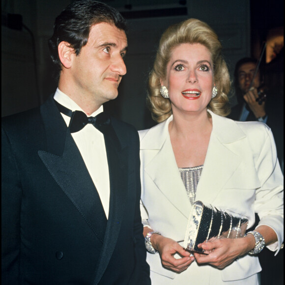 S'ils sont amis aujourd'hui, Pierre Lescure et Catherine Deneuve ont d'abord formé un couple pendant presque 10 ans.
Archives - Pierre Lescure et Catherine Deneuve à Paris