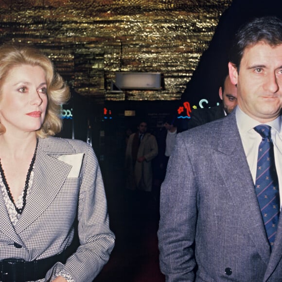 "Moi qui connaît Catherine sait qu'on ne peut pas lui faire dire ou faire n'importe quoi. (...)", avait-il expliqué.
Archives - Pierre Lescure et Catherine Deneuve à Paris en 1985