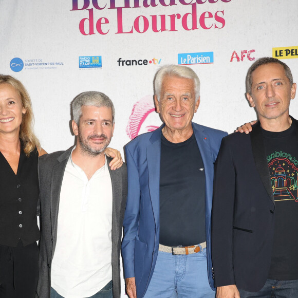 L'équipe du show musical était réunie pour l'occasion
Semi-exclusif - Roberto Ciurleo, Eléonore de Galard, Grégoire, Gilbert Coullier, Gad Elmaleh et Nicole Coullier - Générale du spectacle musical "Bernadette de Lourdes" au Dôme de Paris à Paris le 21 septembre 2023. © Coadic Guirec/Bestimage